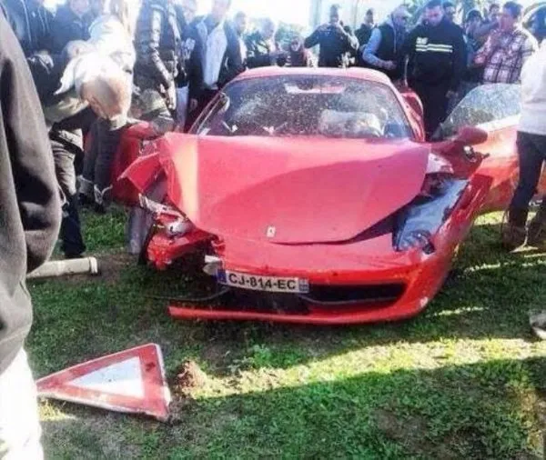 Futbolcuların lüks otomobilleriyle yaptıkları kazalar
