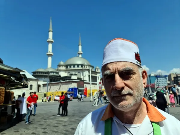 taksim-camii-3-yildir-taksim-meydaninin-simgesi-oldu-kirik-dokuk-mescitten-devasa-camiye-kavustuk-1717185877427.jpg