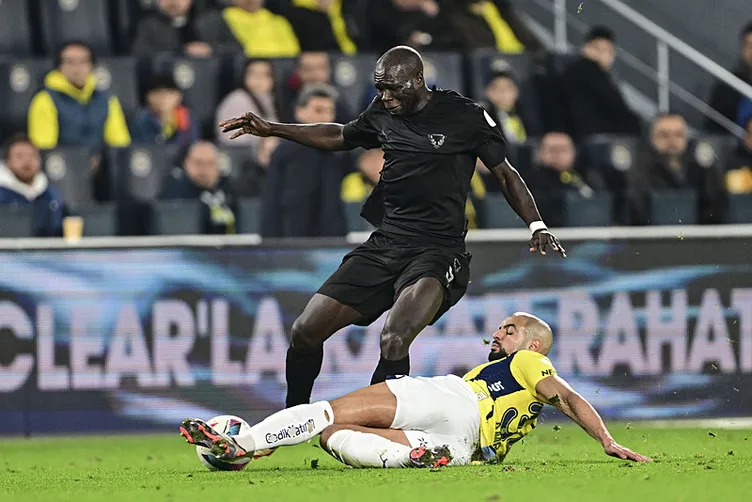 Son dakika haberi: Fenerbahçe - Hatayspor maçında yıldız oyuncuya şok protesto! Taraftar ikiye bölündü...