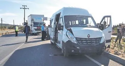 Kamyon minibüse çarptı: 18 yaralı
