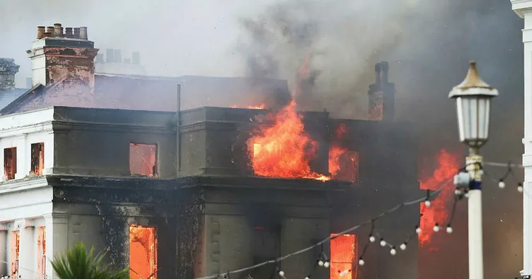 İngiltere’de otelde büyük yangın!