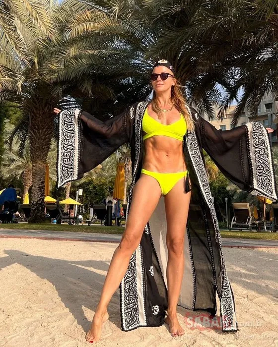 43’lük Ivana Sert sarı bikinisi ile Dubai’yi salladı! Ivana Sert karın kaslarıyla genç kızlara taş çıkardı!