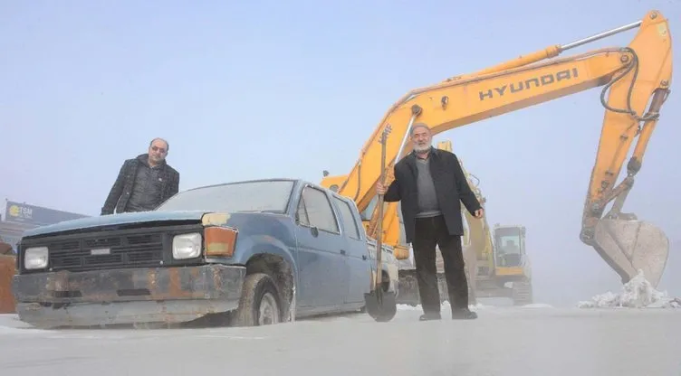 Sibirya soğuklarında kanalizasyon patladı, sanayi sitesi buz tuttu
