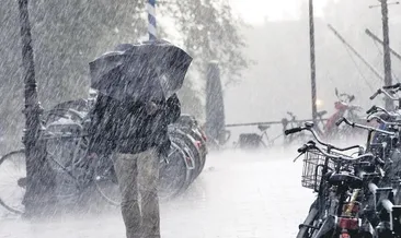 Almanya’da yağmur hayatı felç etti