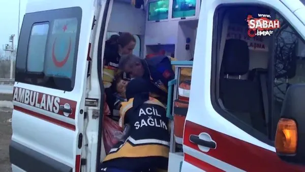 Seyir halindeki tıra çarpan otomobil yan yola savruldu: 1'i çocuk 3 yaralı | Video