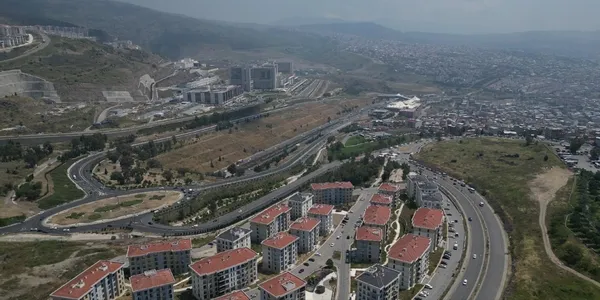 ak-partili-saygilidan-chp-lideri-ozel-ve-baskan-tugaya-5-bin-deprem-konutunu-olan-izmir-sehir-hastanesini-gore-1778852447316.jpg