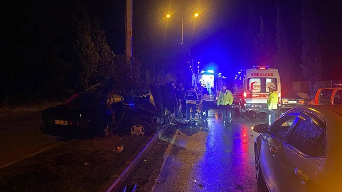 İkiye bölünen otomobilden mucize kurtuluş: 2 yaralı İkiye bölünen otomobilden mucize kurtuluş: 2 yaralı