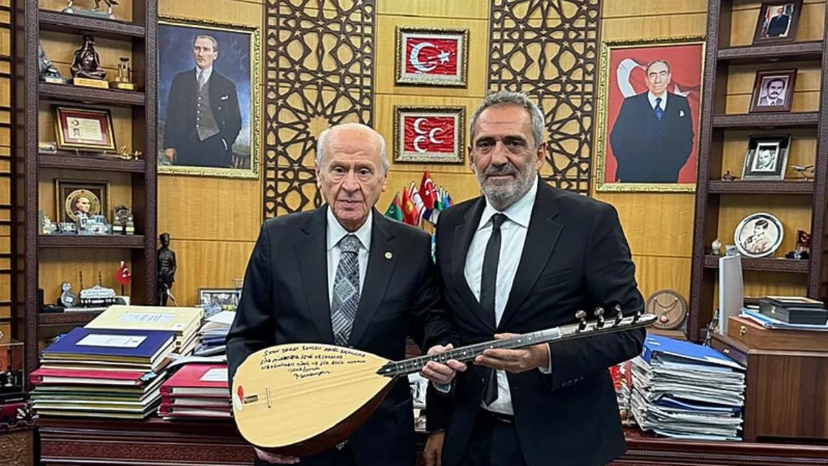 Sanatçı Yavuz Bingöl, Bahçeli'ye bağlama hediye etti!