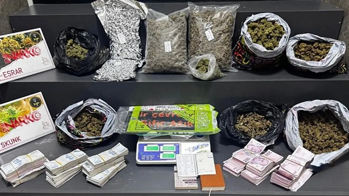 İzmir’de uyuşturucu operasyonu: 10 tutuklama İzmir’de uyuşturucu operasyonu: 10 tutuklama