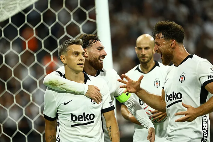 canli-besiktas-erzurumspor-maci-macta-ikinci-yari-oynaniyor-1789151587671.jpeg