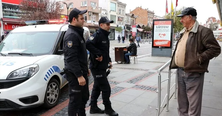 Edirne’de jandarma, yaşlıların market alışverişini yaptı