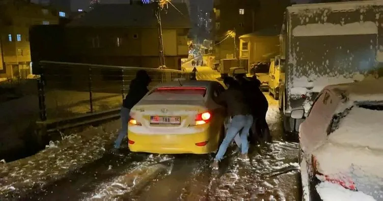 İstanbul’da yağan kar sürücülere zor anlar yaşattı! Yollar çarpışan arabalarla doldu