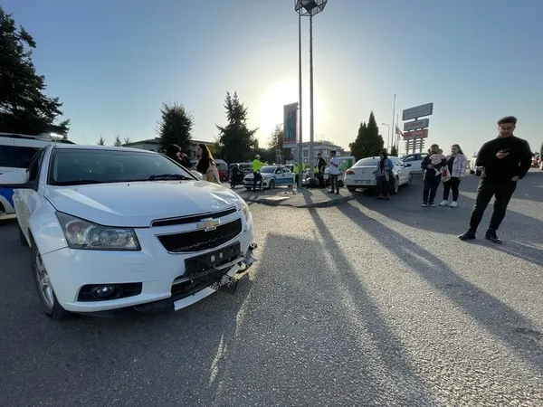 duzcede-otomobil-ile-carpisan-motosikletteki-iki-kisi-yaralandi-1697814908875.jpg