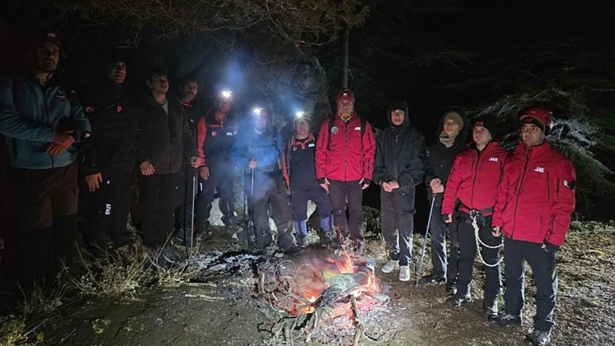 Adana’da dağda mahsur kalan 3 kişi kurtarıldı Adana’da dağda mahsur kalan 3 kişi kurtarıldı