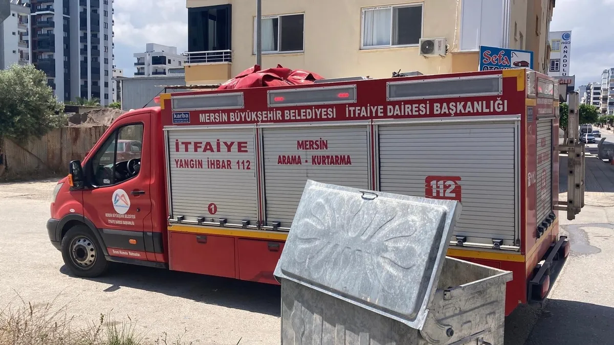 İşyerinin arkasındaki eşyalar yandı, çevreyi kara dumanlar kapladı İşyerinin arkasındaki eşyalar yandı, çevreyi kara dumanlar kapladı