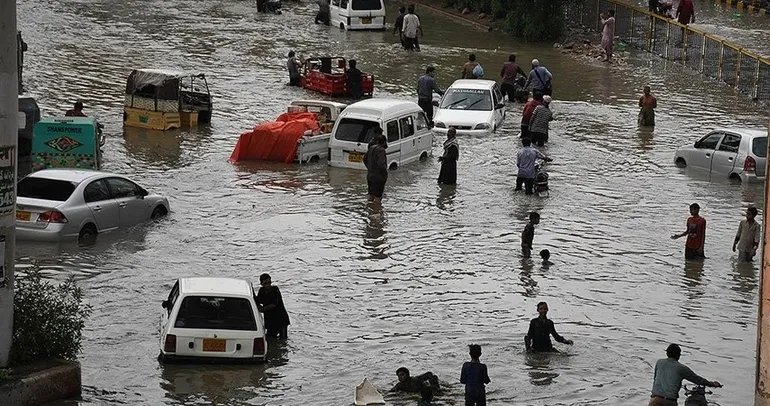 Karaçi’de şiddetli yağış can aldı: 16 ölü