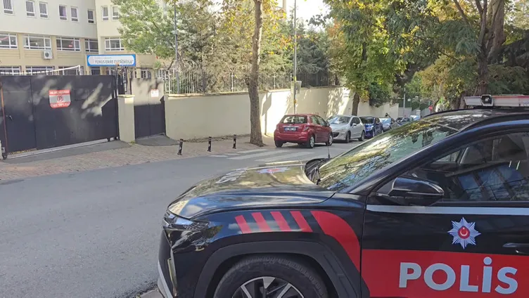 İstanbul’da öğrenci dehşeti: Okulu bıçakla bastı müdür yardımcısını tehdit etti!