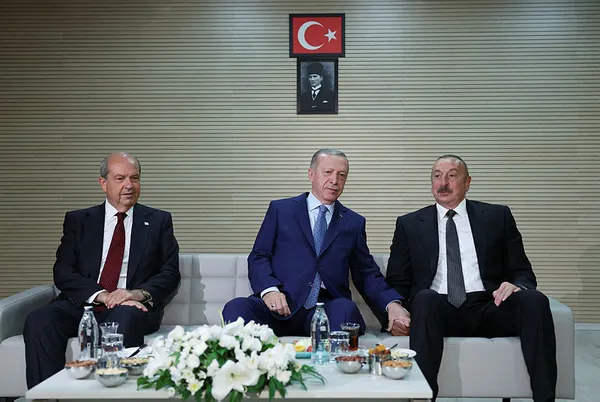 konyada-3lu-zirve-baskan-erdogan-ersin-tatar-ve-ilham-aliyev-ile-bir-araya-geldi-1660067660768.jpg Konya'da 3'lü zirve! Başkan Erdoğan, Ersin Tatar ve İlham Aliyev ile bir araya geldi