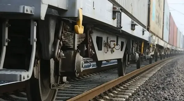 tren-yollarinda-gizli-tehlike-meger-cok-tehlikeliymis-tcddden-15-gunluk-kritik-uyari-1782390623388.jpg