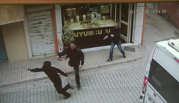 Altınları çalmak isteyen hırsızı tabancayla kovaladı