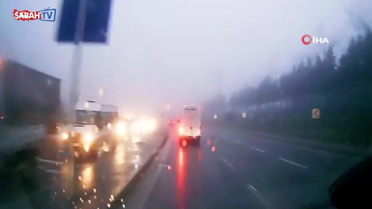 Yağışlı havada kontrolden çıkan otomobil refüje çıktı! Kaza anı kamerada | Video videosunu izle | Son Dakika Haberleri