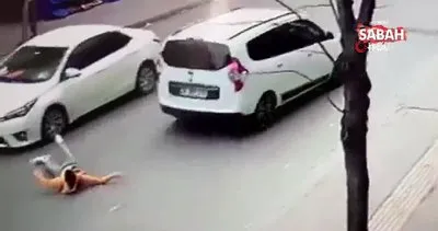 Esenyurt’ta feci kaza kamerada: Otomobilin çarptığı çocuk yola savruldu | Video