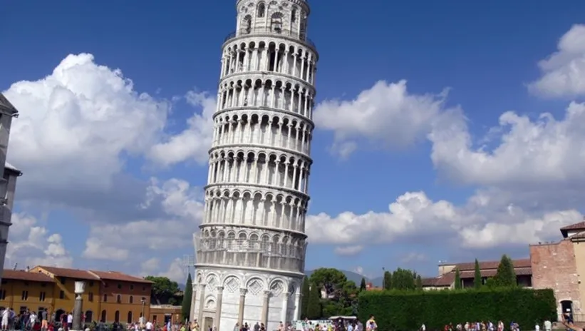 Yer çekimine meydan okuyan yapı: Pisa Kulesi! Eğik durmasının ardındaki neden…