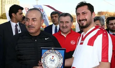 Osman Aşkın Bak ve Mevlüt Çavuşoğlu, Futsal Milli Takımı ile maç oynadı