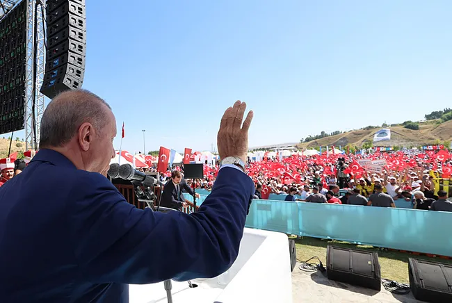 baskan-erdogandan-ahlatta-terorsuz-turkiye-mesaji-kan-tuccarlari-kaybedecek-kardeslik-kazanacak-1787660090341.jpeg Başkan Erdoğan'dan Ahlat'ta Terörsüz Türkiye mesajı: Kan tüccarları kaybedecek, kardeşlik kazanacak
