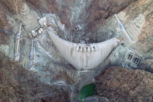 Türkiye’nin en büyük barajında 80 tonluk elektrik türbini montajlandı