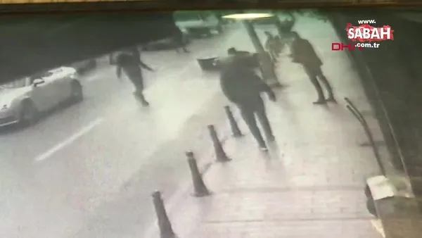 İstanbul Beyoğlu'nda koşarak yolun karşısına geçmeye çalıştı, motosikletle böyle çarpıştı | Video