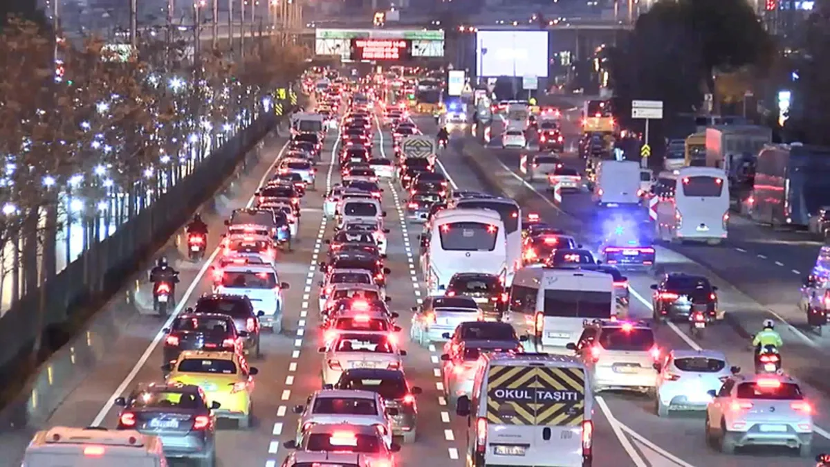 İstanbul’da haftanın ilk iş gününde bazı bölgelerde trafik yoğunluğu yaşandı