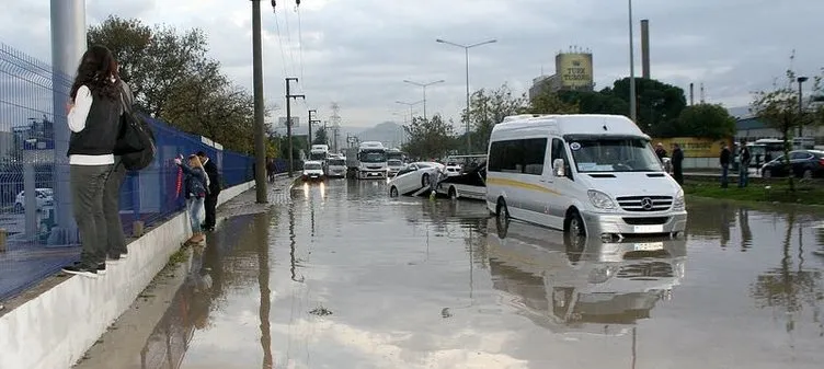 İzmir’de yağmur yaşamı olumsuz etkiledi