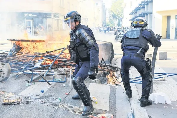 fransada-polisin-liselilere-siddeti-kontrolden-cikti-1791316262020.jpeg
