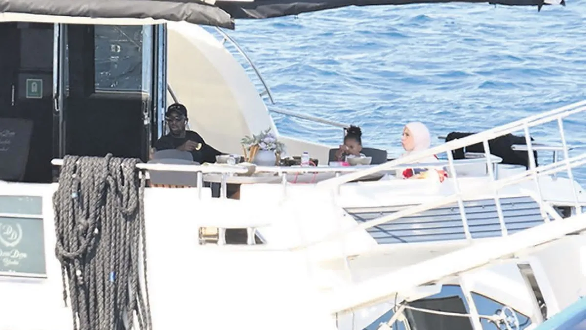 Yıldız futbolcu ailesiyle tekne turu yaptı Yıldız futbolcu ailesiyle tekne turu yaptı