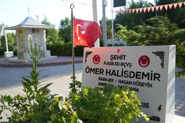 turkiyenin-dort-bir-yanindan-geldiler-15-temmuz-sehidi-omer-halisdemirin-kabrine-anlamli-ziyaret-gurur-duyuyor-1784096696054.jpg
