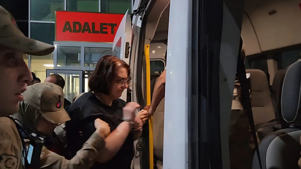 Gülistan Doku soruşturmasında tutuklanmışlardı! Cezaevine sevk edildiler: “Katiller” sloganları atıldı Gülistan Doku soruşturmasında tutuklanmışlardı! Cezaevine sevk edildiler: “Katiller” sloganları atıldı