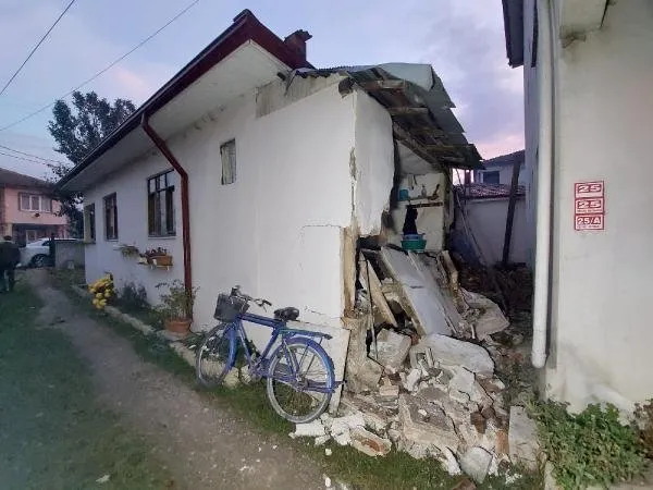 SON DAKİKA: Düzce'de 5,9'luk deprem: Ankara ve İstanbul deprem ile sarsıldı! İşte deprem bölgesinden son haberler