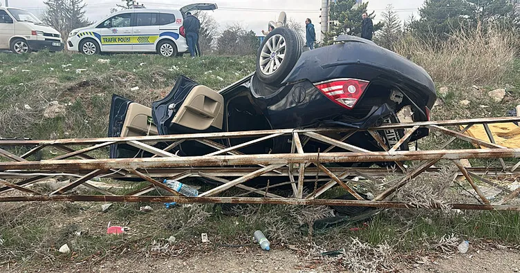 Otomobil cami bahçesine uçtu: 5 yaralı!
