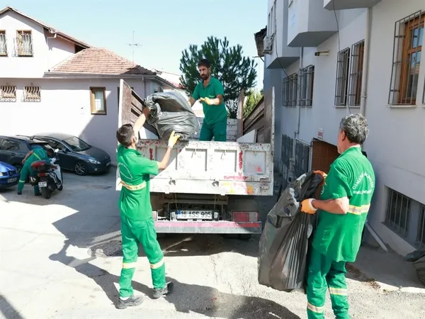 bursada-kotu-koku-ihbarina-gittiler-evden-tam-2-kamyon-cop-cikti-1790682283775.jpg