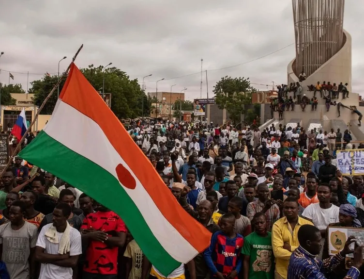 Nijer’de büyük hareketlilik devam ediyor: Sömürgeciliğe karşı Türk bayrağı açtılar!