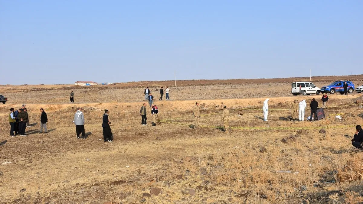 Siverek’te silahla vurulan bir erkek cesedi yol kenarında bulundu Siverek’te silahla vurulan bir erkek cesedi yol kenarında bulundu