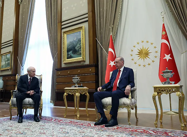 kulliyede-kritik-zirve-baskan-erdogan-mhp-lideri-bahceli-ile-bir-araya-geldi-masada-hangi-konular-var-1719408373109.jpeg Külliye'de kritik zirve! Başkan Erdoğan-Bahçeli görüşmesi sona erdi: Masada hangi konular var?
