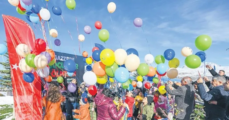 Vanlı çocuklar Gazzeli kardeşleri için balon uçurdu