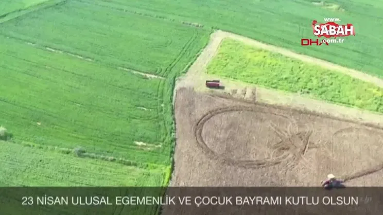 Çanakkale'de görenleri hayran bırakan tarladaki dev 'ay yıldız' ve 'tek vatan' yazısı kamerada