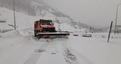 Yoğun kar yağışı Doğu Karadeniz’i esareti altına aldı #artvin