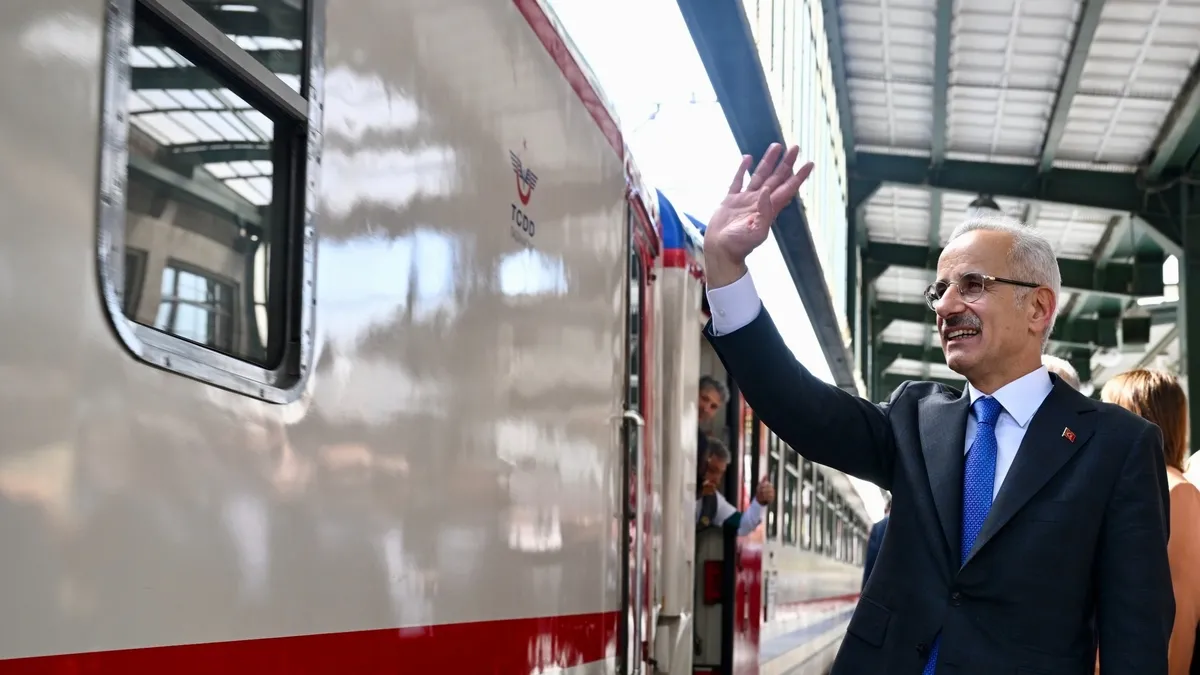 Bakan Uraloğlu açıkladı: Sanat raylarda! Tiyatro Treni, 4 Mayıs’ta Ankara’dan yola çıkacak Bakan Uraloğlu açıkladı: Sanat raylarda! Tiyatro Treni, 4 Mayıs’ta Ankara’dan yola çıkacak