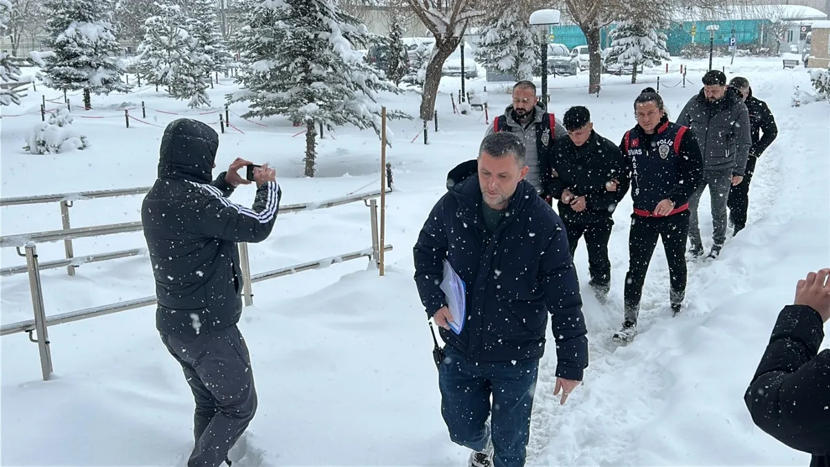 Yılbaşı gecesi korkunç cinayet! Çıkan tartışmada göğsünden bıçaklanan 19 yaşındaki Baran öldü Yılbaşı gecesi korkunç cinayet! Çıkan tartışmada göğsünden bıçaklanan 19 yaşındaki Baran öldü