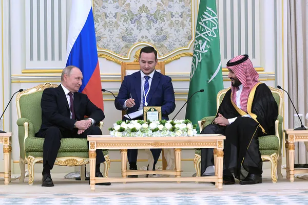 vladimir-putin-suudi-arabistan-veliaht-prensi-selman-ile-gorustu-1701892509465.jpg
