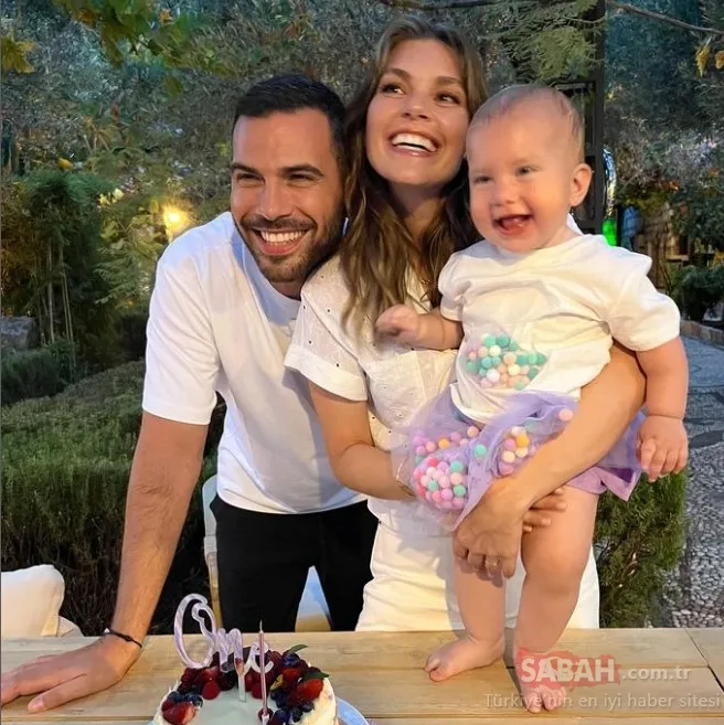 Aslı Enver’den minik kızı Elay’la uçak yolculuğundan sevimli kare! İşte Aslı Enver’in kızıyla sevimli o pozu!